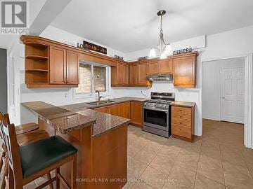 Georgina (Keswick South) apartment for rent - A kitchen with wooden cabinets and a granite countertop.