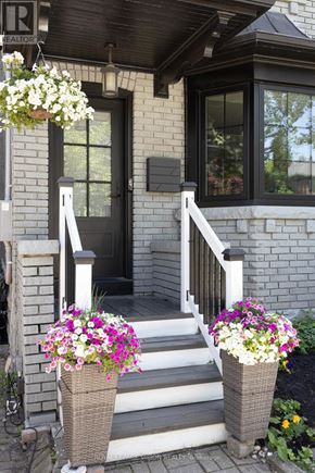 Toronto (Lawrence Park North) apartment for rent - A house entrance with a sign that says REALTOR.