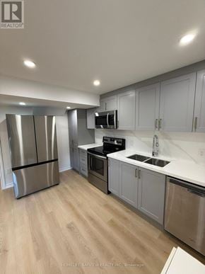 Georgina (Keswick South) apartment for rent - A kitchen with a refrigerator, oven, and microwave.
