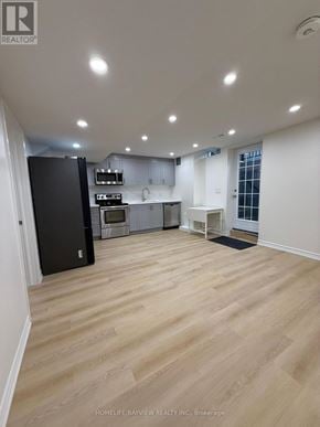 Georgina (Keswick South) apartment for rent - A spacious kitchen with wooden flooring and modern appliances.