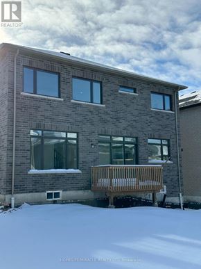 Springwater (Minesing) apartment for rent - A house with a balcony and snow on the ground.