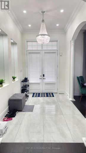 Brampton (Credit Valley) apartment for rent - A foyer with a white door and a grey rug.