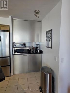 Richmond Hill (Beaver Creek Business Park) condo for rent - A modern kitchen with stainless steel appliances and a trash can.