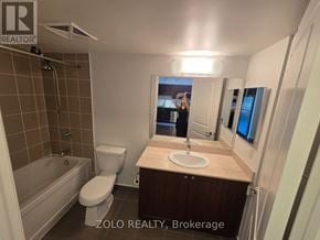 Richmond Hill (Doncrest) condo for rent - A bathroom with a toilet, sink, and bathtub.
