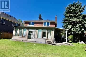 Toronto (L'amoreaux) apartment for rent - A house with a lawn in front of it.