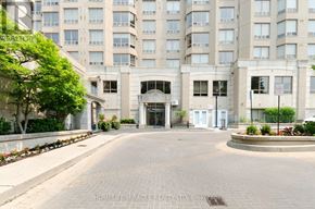 Toronto (Willowdale West) condo for rent - A large building with a courtyard in front of it.