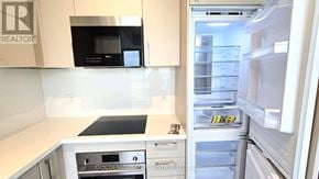 Markham (Unionville) condo for rent - A kitchen with a refrigerator, oven, and microwave.