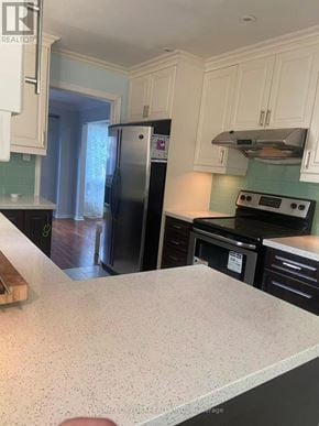 Toronto (Agincourt North) apartment for rent - A kitchen with a refrigerator, oven, and microwave.