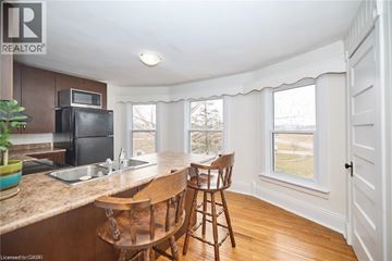Beamsville apartment for rent - A kitchen with a wooden table and chairs.