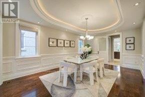 Richmond Hill (Oak Ridges Lake Wilcox) apartment for rent - A dining room with a white table and chairs.