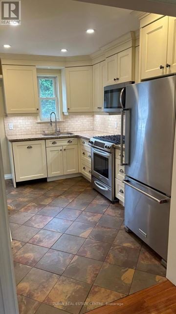 Oakville (Co Central) apartment for rent - A kitchen with a refrigerator, oven, and sink.