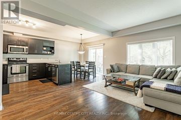 London North (North B) townhouse for rent - A modern kitchen with dark wood floors and stainless steel appliances.