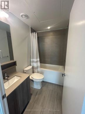 Vaughan (Vaughan Corporate Centre) condo for rent - A modern bathroom with a toilet, sink, and bathtub.