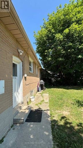 Richmond Hill (Crosby) apartment for rent - A house with a Real One Realty sign on the front.