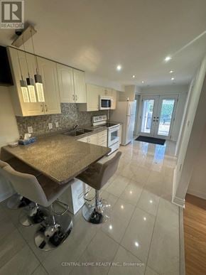 Richmond Hill (Westbrook) apartment for rent - A kitchen with a granite countertop and bar stools.