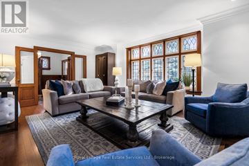 Toronto (Stonegate-Queensway) apartment for rent - A living room with a large table and blue chairs.