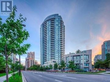Toronto (Willowdale East) condo for rent - A tall residential building is the centerpiece of a well-maintained urban neighborhood.