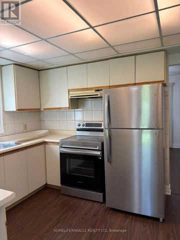 Ajax (Central) apartment for rent - A kitchen with a stainless steel refrigerator and oven.
