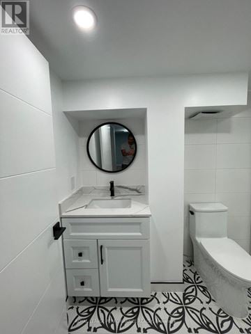 Ottawa apartment for rent - A bathroom with a sink, toilet, and bathtub.