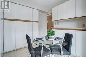 Newmarket (Bristol-London) apartment for rent - A dining room with a glass table and chairs.