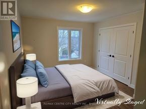 Bayham (Vienna) apartment for rent - A bedroom with a bed, two pillows, a lamp, and a window.