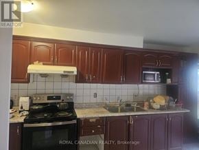 Brampton (Fletcher's Creek South) apartment for rent - A kitchen with a stove, oven, microwave, and cabinets.