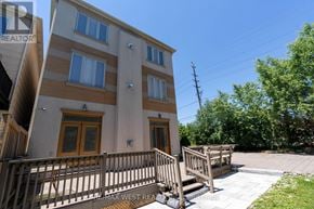 Richmond Hill (Langstaff) apartment for rent - A two-story residential building with a balcony and a small garden.