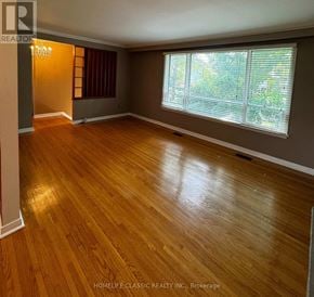 Richmond Hill (Mill Pond) apartment for rent - A room with wooden flooring and a window with blinds.