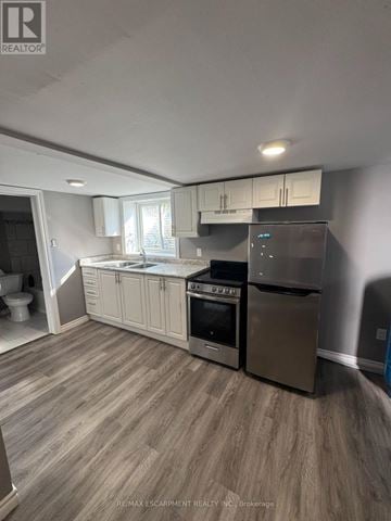 Barrie (Wellington) apartment for rent - A kitchen with a refrigerator, oven, and microwave.