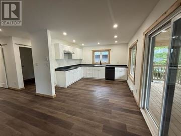 Heyden apartment for rent - A spacious kitchen with dark wood flooring and white cabinetry.