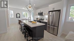 London North (North C) townhouse for rent - A modern kitchen with a central island, stainless steel appliances, and a dining area.