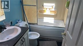 Hamilton apartment for rent - A bathroom with a sink, toilet and bathtub.