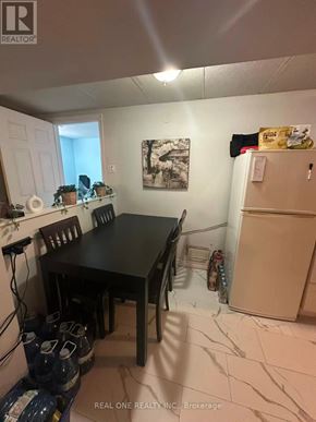Oakville (Wo West) apartment for rent - A dining room with a table and chairs.