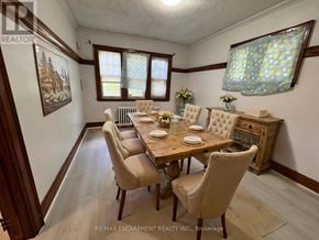 Burlington (Lasalle) apartment for rent - A dining room with a wooden table and chairs.