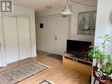 Toronto (North St. James Town) townhouse for rent - A living room with a television and a rug on the floor.