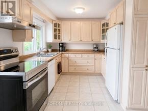 Markham (Bullock) townhouse for rent - A kitchen with black appliances and white cabinets.
