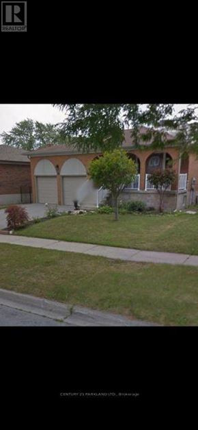 Toronto (L'amoreaux) apartment for rent - A house with a brown roof and a white fence.