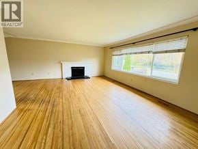 Richmond apartment for rent - A room with wooden flooring and a fireplace.
