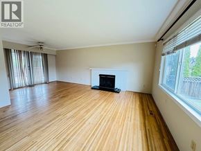 Richmond apartment for rent - A living room with a fireplace and wooden floors.