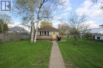 Innisfil apartment for rent - A house with a yellow door is for sale.