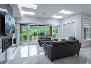 Delta apartment for rent - A modern living room with a grey sofa and a fireplace.