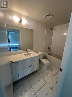 Richmond Hill (Crosby) condo for rent - A bathroom with a sink, toilet, and bathtub.