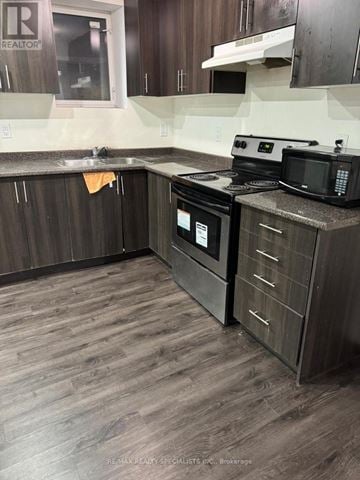 Brampton (Bram West) apartment for rent - A kitchen with a stove and microwave.