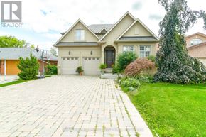 Richmond Hill (South Richvale) apartment for rent - A large house with a driveway in front of it.