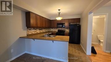 Milton (Ha Harrison) townhouse for rent - A kitchen with a countertop and a microwave.