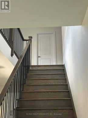 Brampton (Northwest Brampton) apartment for rent - A staircase with a white door at the top.