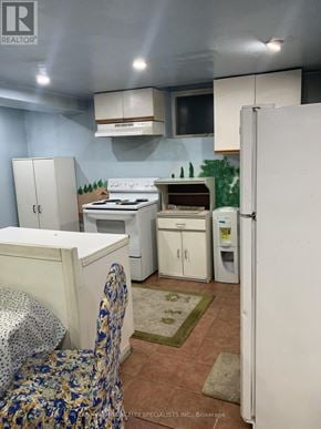 Richmond Hill (Devonsleigh) apartment for rent - A small kitchen with a refrigerator, oven, and sink.