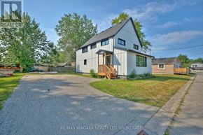 Fort Erie (Lakeshore) duplex for rent - A house with a gravel driveway in front of it.