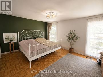 Toronto (Etobicoke West Mall) townhouse for rent - A bedroom with a white bed and a green wall.