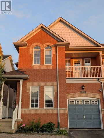 Richmond Hill (Oak Ridges Lake Wilcox) apartment for rent - A red brick house with a balcony and a garage door.